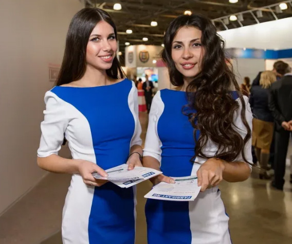 Expocentre'da Metal-Expo Moskova Fuarı için Rus Türk Tercüman Hostes