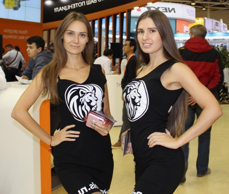 Crocus Expo'da Vape Club Show Moskova Fuarı için Rus Türk Tercüman Hostes