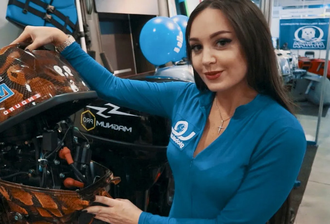 Loft Hall'daki CSTB.PRO.MEDIA Moskova Fuarında Rus Tercüman Stand Hostesi