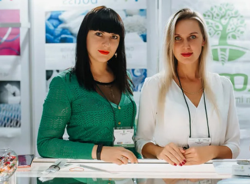 Crocus Expo'daki DENTAL-REVIEW Moskova Fuarı için Rus Tercüman Stand Hostesi