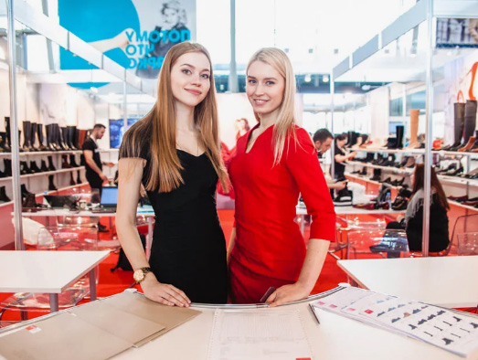 Expocentre'daki Euro Shoes Moskova Fuarı için Rus Tercüman Stand Hostesi