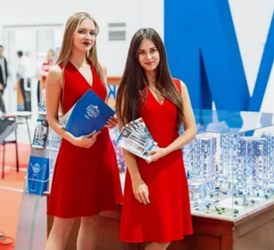 Expograd Yug'daki Securexpo Krasnodar Fuarında Rus Tercüman Stand Hostesi