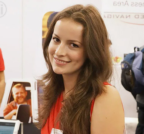 Crocus Expo'daki Moskova Uluslararası Optik Fuarı için Rus Tercüman Stand Hostesi