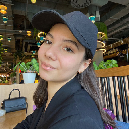 Moskova'da tercüman Sabina Se